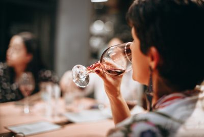 mujer cata copa vino