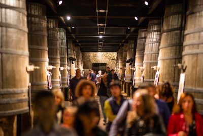 personas bodega barricas